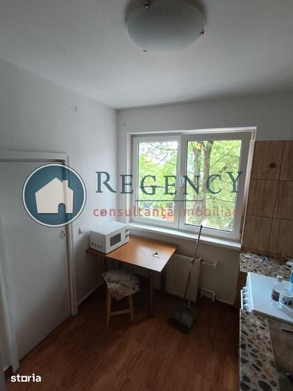 Apartament cu 3 camere semidecomandat în Giulești