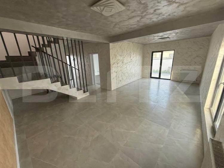 Casă individuală cu 5 camere cu Canalizare în Preajba