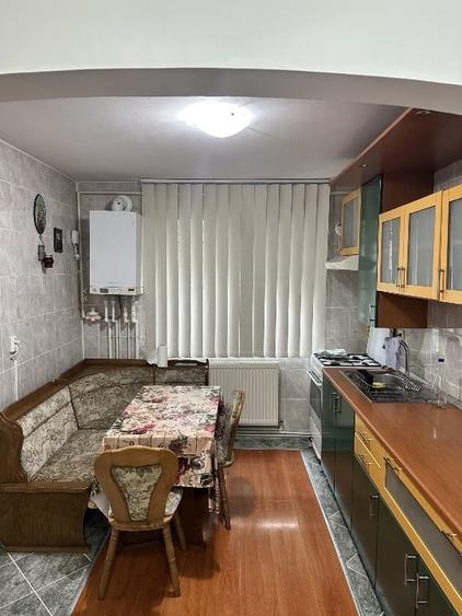 Apartament cu 3 camere semidecomandat, mobilat în Orizont