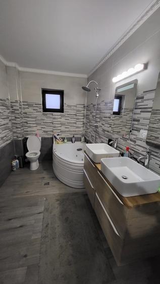 Casă individuală cu 6 camere cu Canalizare în Periferie