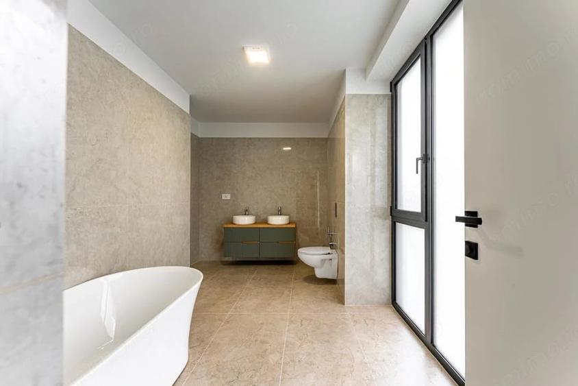 Casă cu 6 camere cu Teren 432 Mp în Băneasa