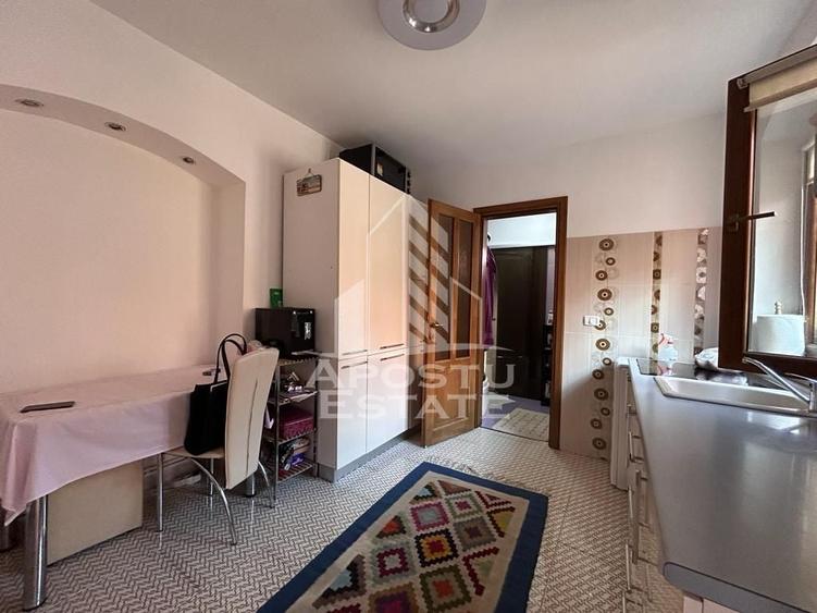 Apartament cu 2 camere semidecomandat, mobilat în P-ța Unirii