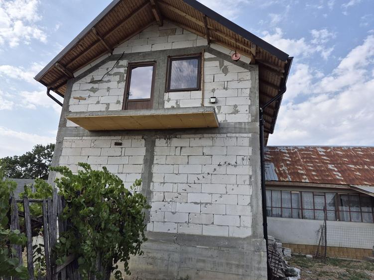 Casă cu 4 camere în Bălteni