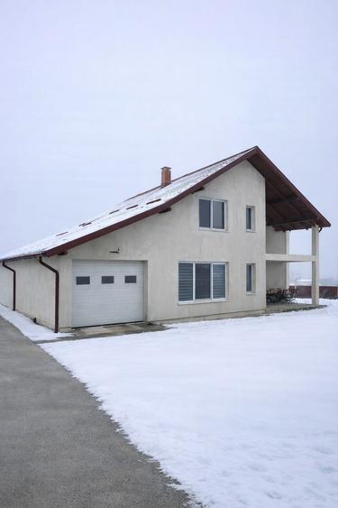 Casă individuală cu 5 camere cu Teren 2172 Mp în Central