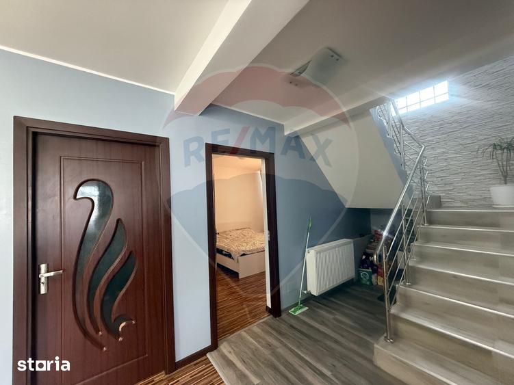 Casă cu 5 camere cu Teren 336 Mp în Șimnicu de Sus