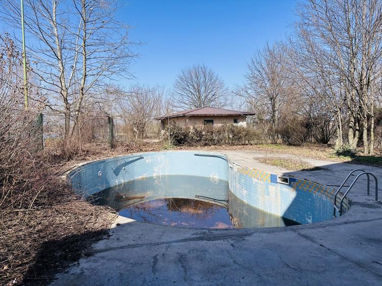 Casă individuală cu 7 camere cu Piscina în Roșu