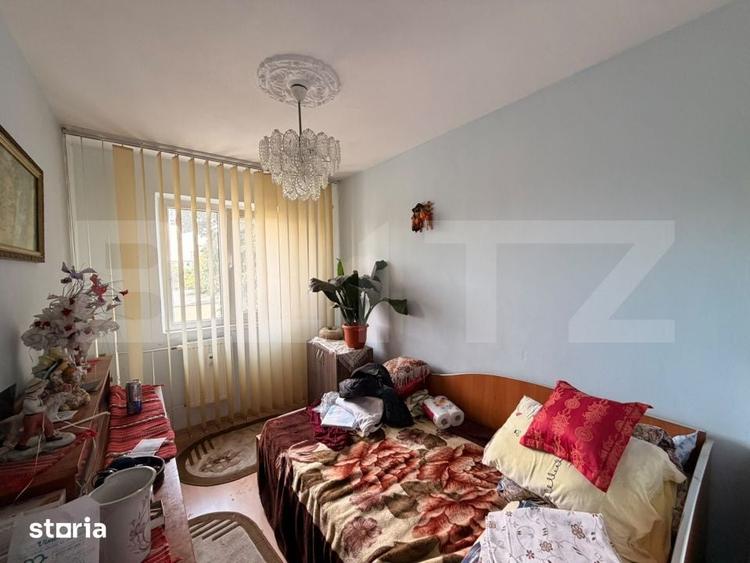 Apartament cu 3 camere semidecomandat în Craiovița Nouă