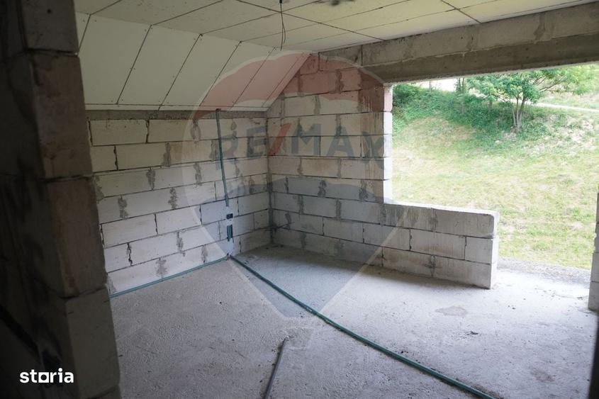 Casă cu 4 camere cu Teren 1640 Mp în Moisei