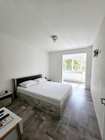 Apartament cu 3 camere semidecomandat, mobilat în Alexandru Obregia