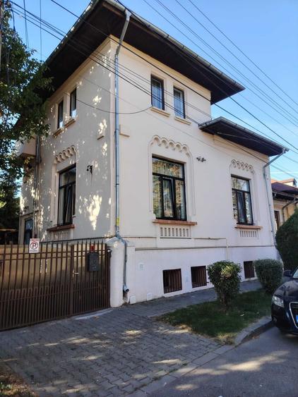 Casă cu 4 camere în Central