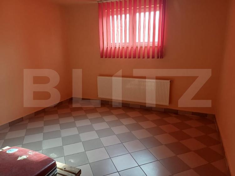 Casă individuală cu 8 camere cu Canalizare în Nord-Vest