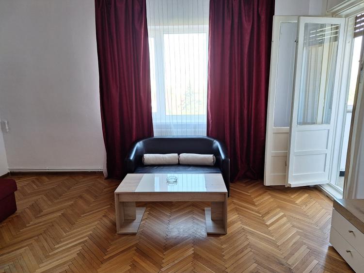 Apartament cu 3 camere semidecomandat, mobilat în Take Ionescu