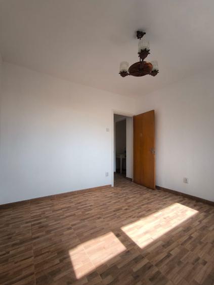 Apartament cu 3 camere decomandat în Drumul Taberei