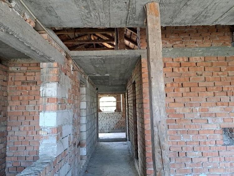 Casă cu 9 camere cu Teren 2375 Mp în Central
