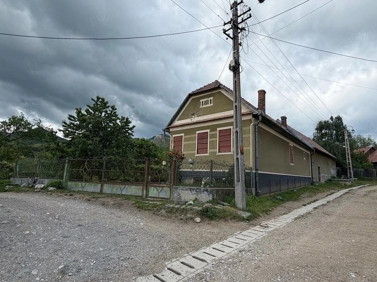 Casă cu Teren 1687 Mp în Colțești