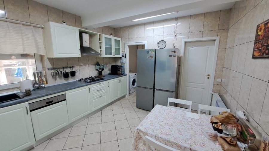 Casă individuală cu 5 camere cu Canalizare în 1 Decembrie