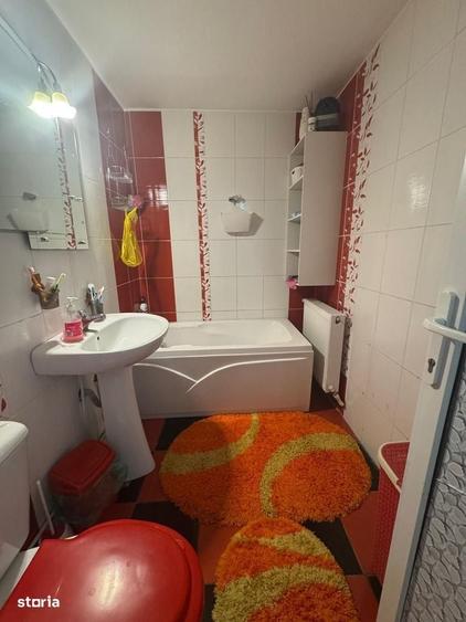 Apartament cu 3 camere în Uiești