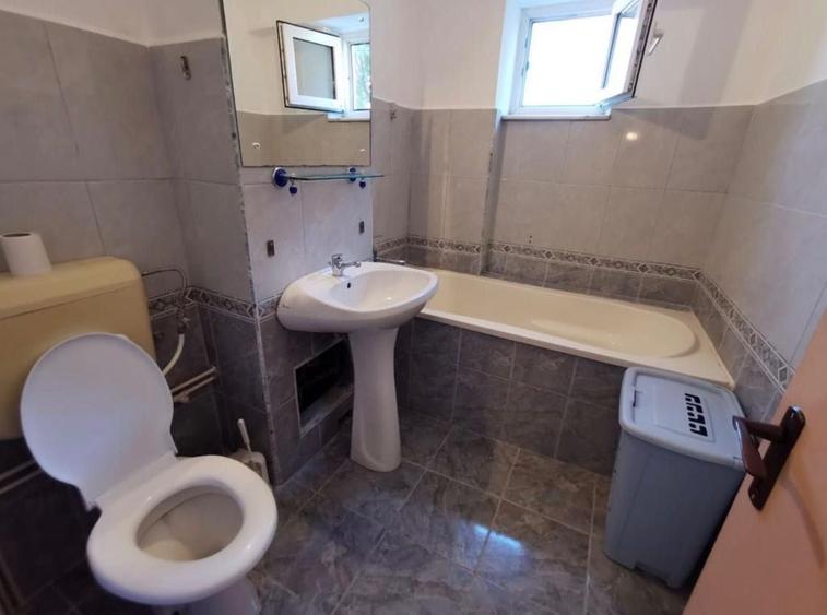 Apartament cu 3 camere semidecomandat, mobilat în Central