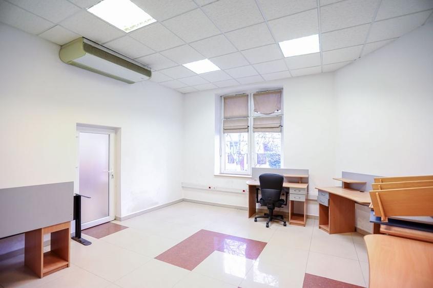 Birou, de 760 mp, în Central
