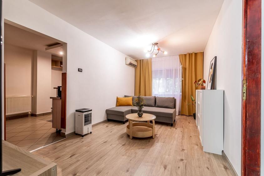 Apartament cu 4 camere semidecomandat în Miorița