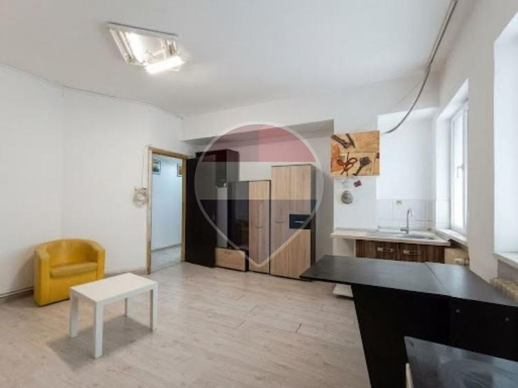 Apartament cu 5 camere semidecomandat în Magheru
