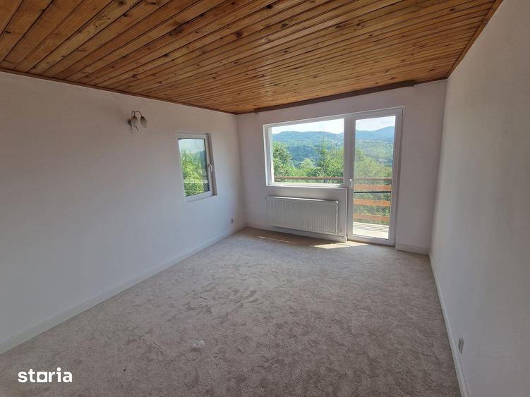Casă cu 5 camere cu Teren 700 Mp în Ghioșești