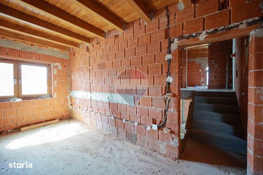 Casă cu 4 camere cu Teren 161 Mp în Central
