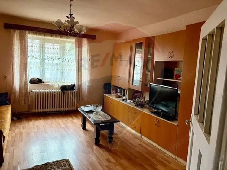 Casă cu 2 camere cu Teren 557 Mp în Central