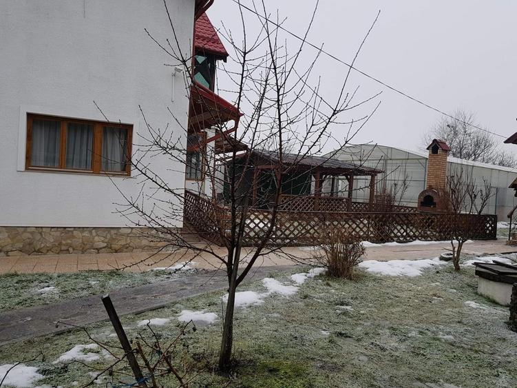 Casă individuală cu 6 camere cu Garaj în Chichiș
