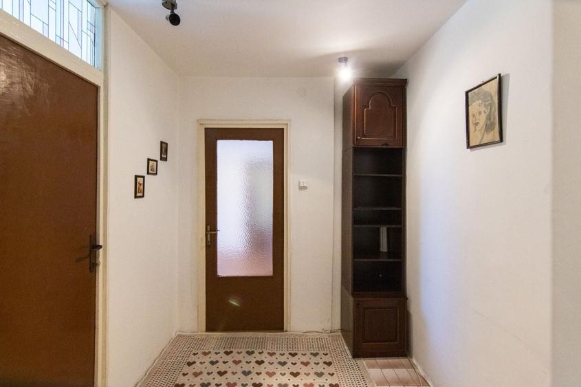 Apartament cu 3 camere semidecomandat, mobilat în Păcii