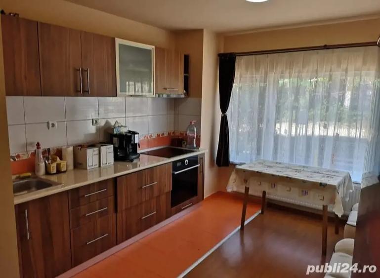 Casă cu 5 camere cu Teren 1600 Mp în Central
