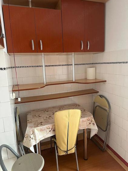 Apartament cu 3 camere decomandat, mobilat în Sud