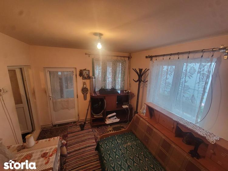 Casă cu 3 camere semidecomandat cu Teren 3197 Mp în Dumbrava