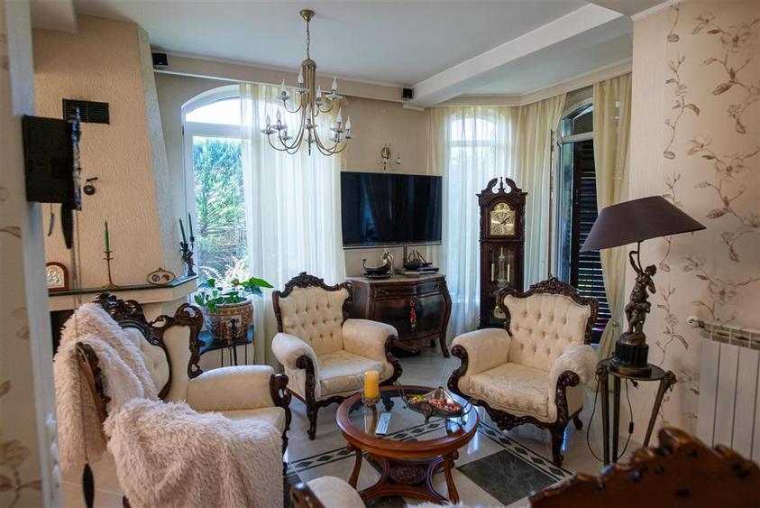 Casă cu 5 camere cu Teren 1229 Mp în Rontău