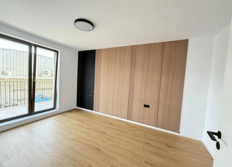 Apartament de vanzare semidecomandat ,2 camere 53mp , zona E - 3