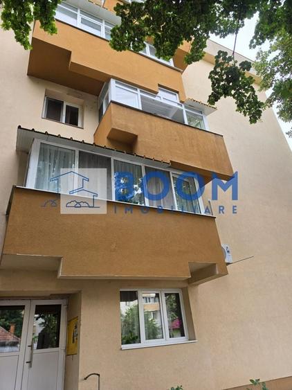 Apartament cu 4 camere decomandat în Traian