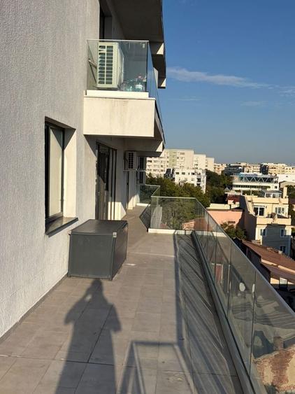 Apartament cu 3 camere semidecomandat, mobilat în Matei Voievod