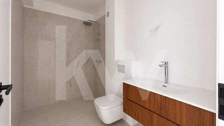 Apartament cu 4 camere decomandat în Cristian
