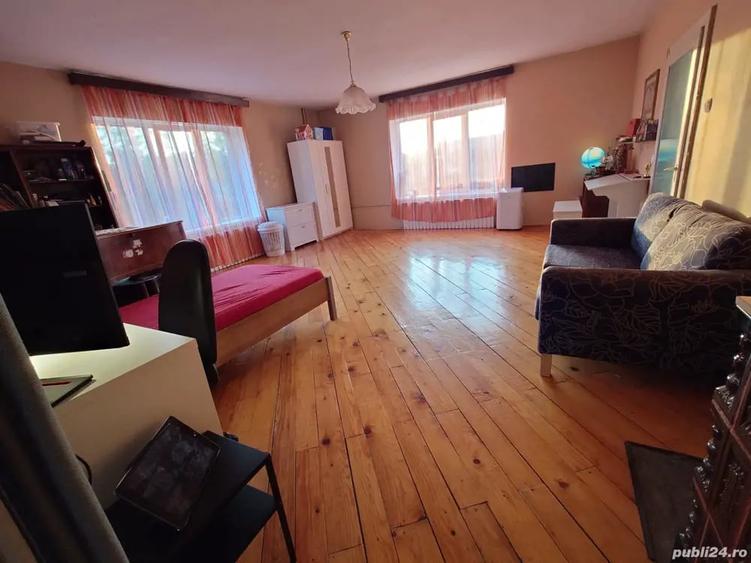 Casă cu 6 camere cu Teren 4500 Mp în Torontalului