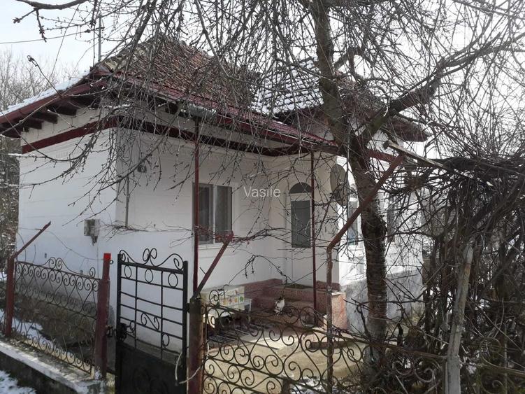 Casa batraneasca de vanzare, teren 3.000 mp, la 12 km de Horezu, Comuna Otesani, Sat Carstanesti