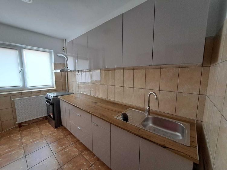 Apartament cu 3 camere semidecomandat în Berceni