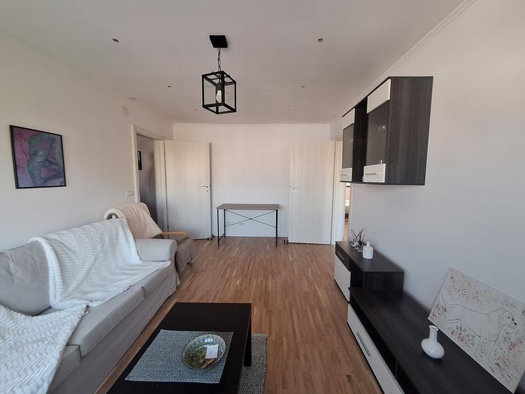 Apartament cu 3 camere semidecomandat, mobilat în Semicentral