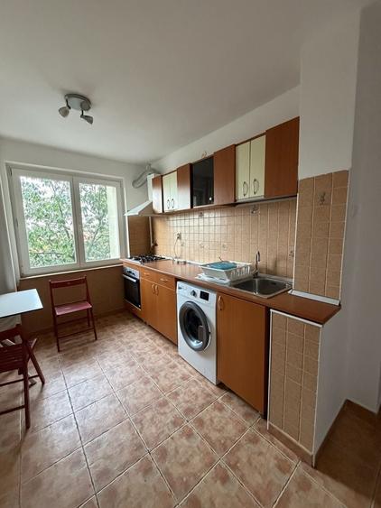 Apartament cu 3 camere semidecomandat în Grivița