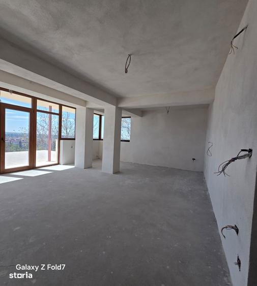 Casă cu 5 camere cu Teren 500 Mp în Podgoria