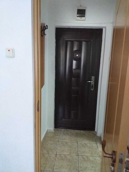 Apartament cu 3 camere semidecomandat în Crâng