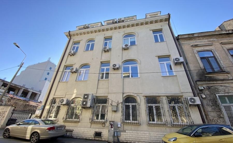 Birou, de 878 mp, în Universitate