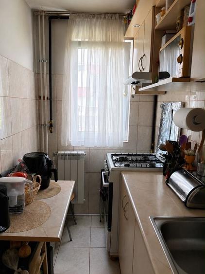 Apartament cu 3 camere semidecomandat în Brâncoveanu