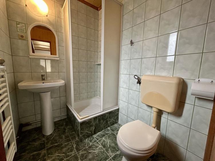 Casă individuală cu 21 camere cu Canalizare în Central