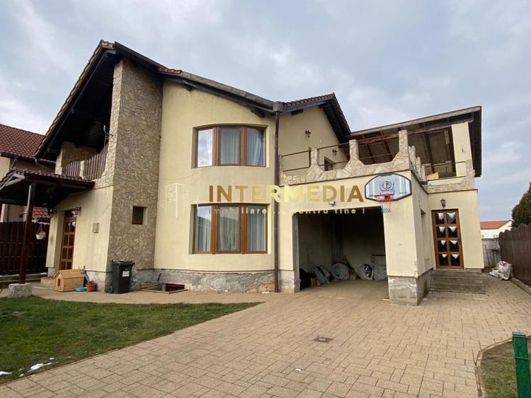 Casă individuală cu 5 camere cu Canalizare în Cetate