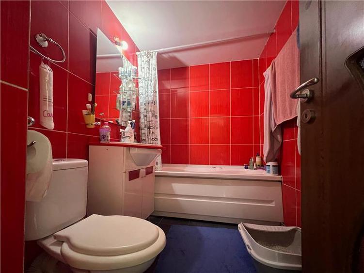 Apartament cu 3 camere decomandat, mobilat în Nicolina